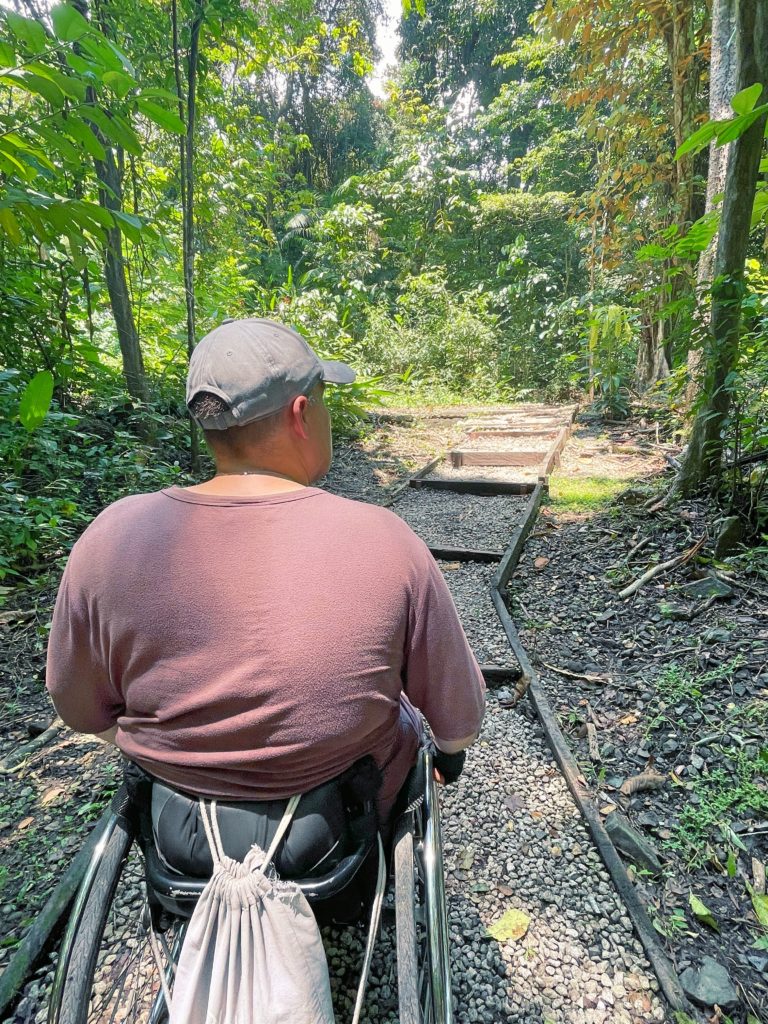 Rollstuhlfahren im Park Metropolitana Panama City