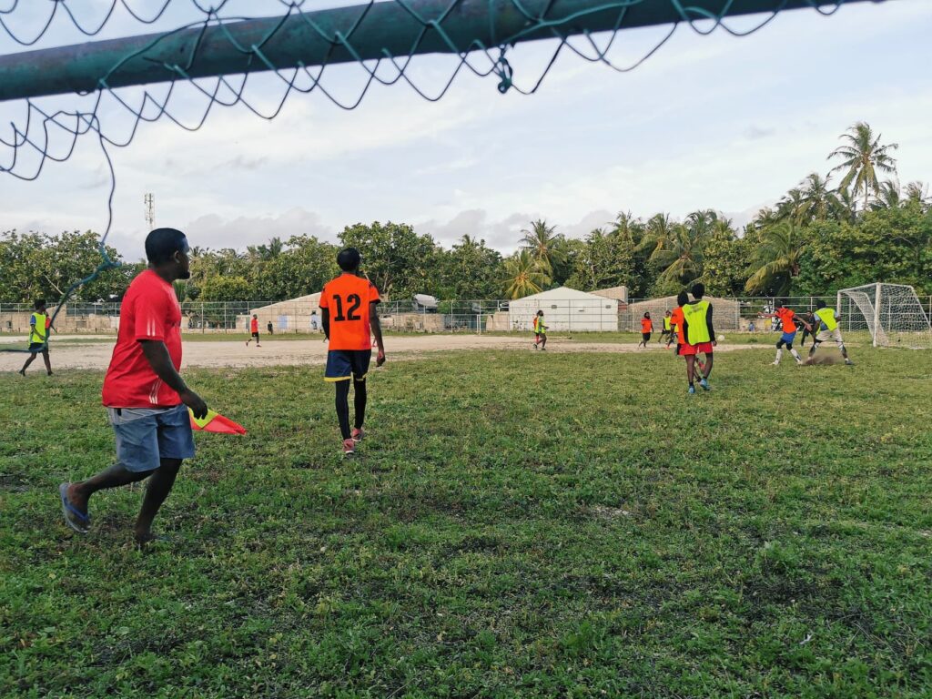 Fußballturnier auf Omadhoo