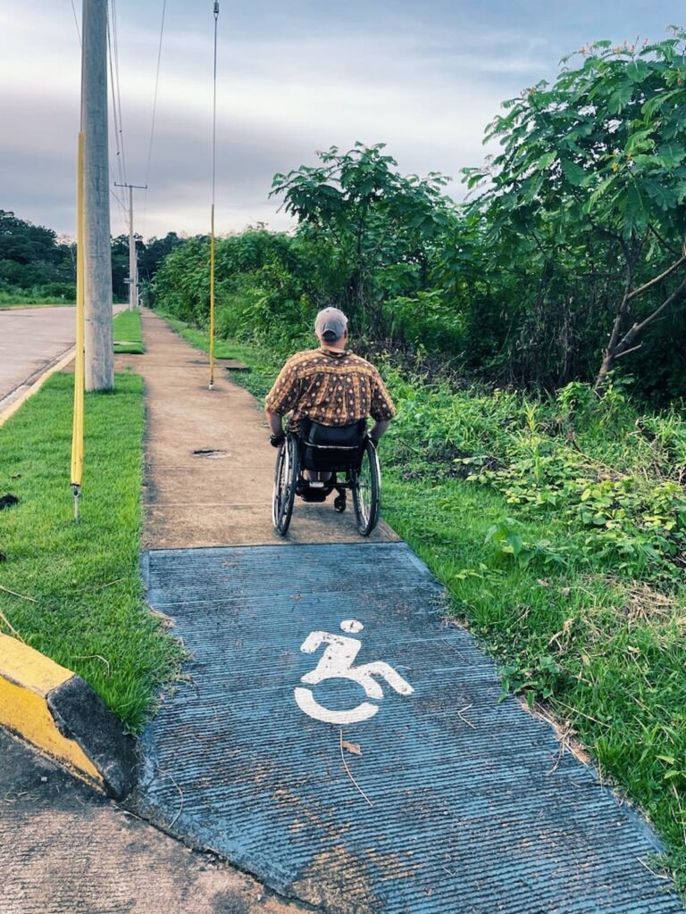 Rollstuhl Bocas del Toro Weg Isla Colon Panama Barrierefreiheit